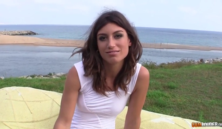 Colombiana Julia Roca Gives Shameless Blowjob