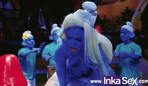 Brazilian Latina Parody of The Smurfs in Costume Play