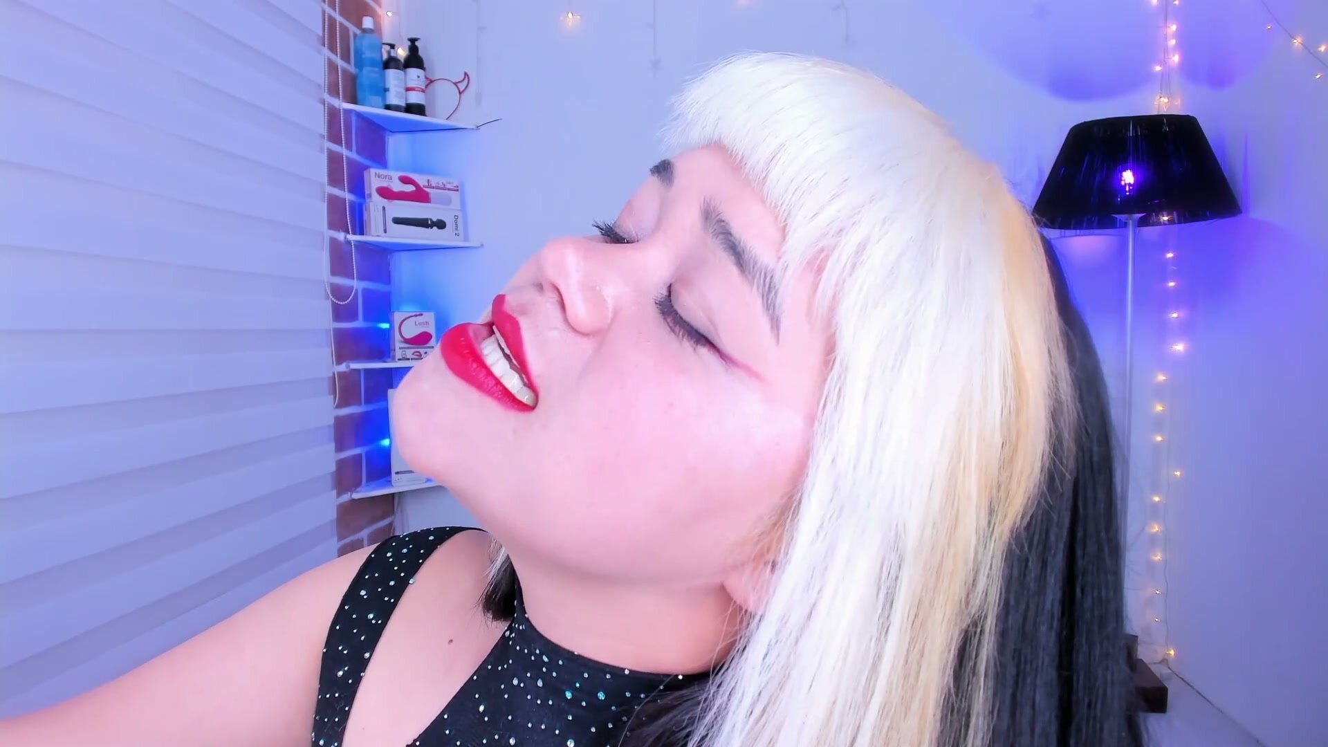 Latina Camgirl Tongue Play on Webcam