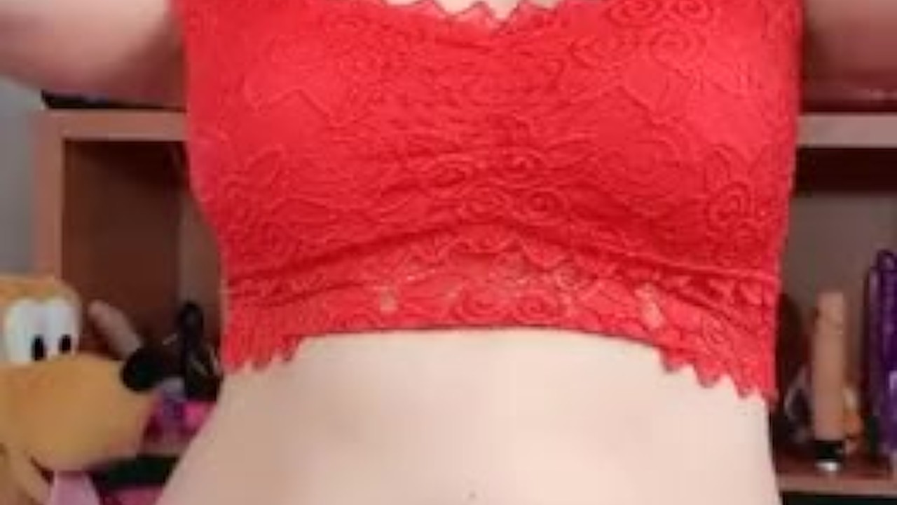 Latin Girl Shows Off Big Booty