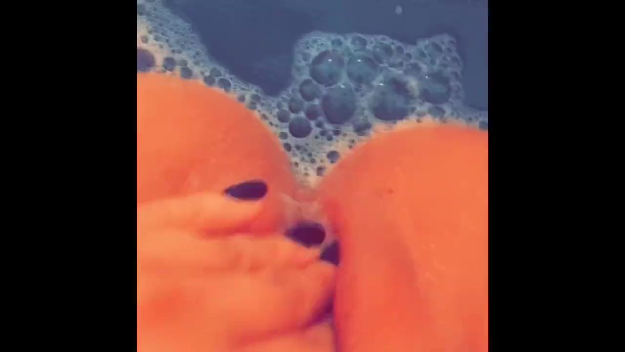 Latina MILF Squirting in Bath Time